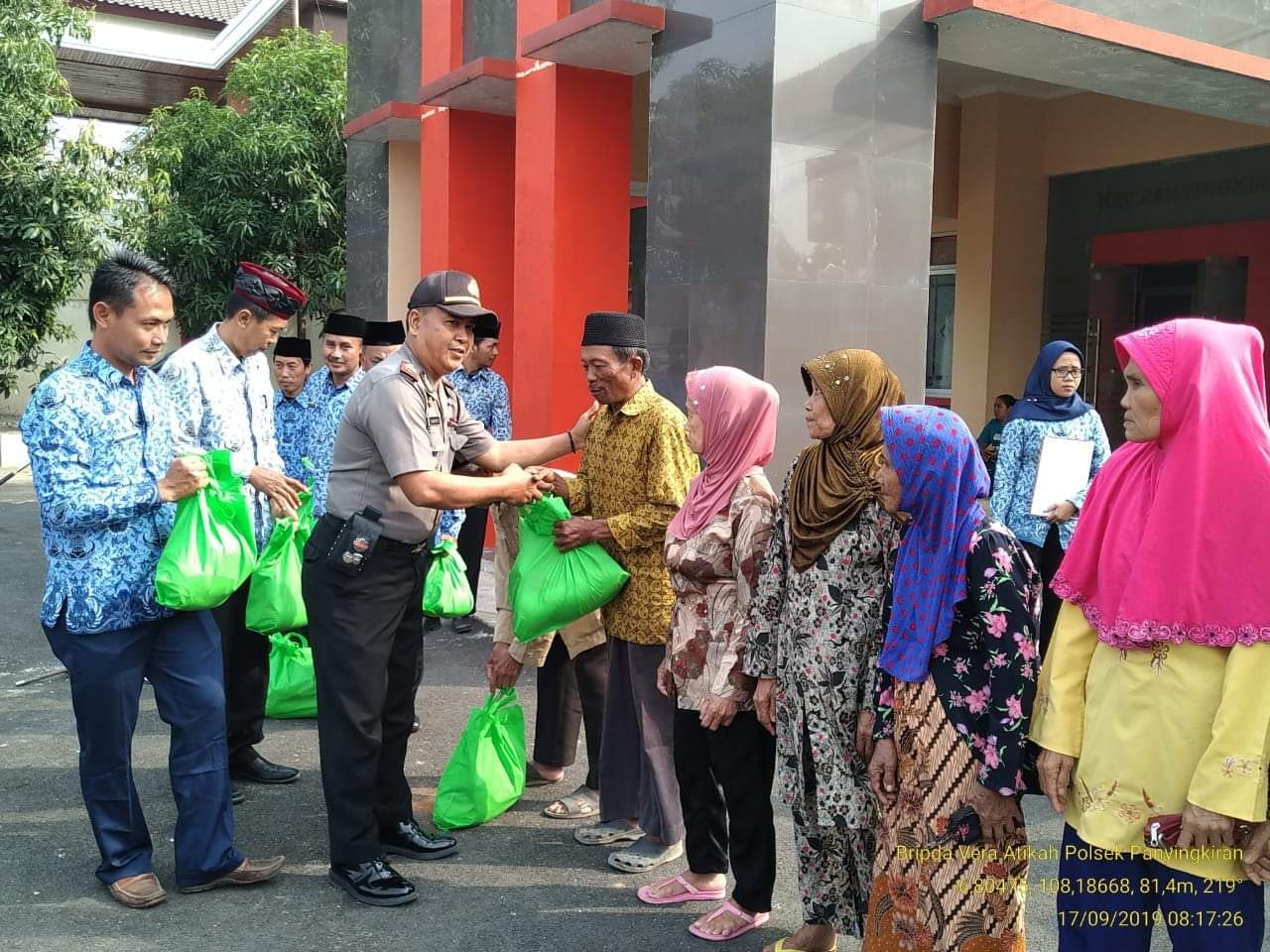 Upacara Kesadaran Nasional, Kapolsek Panyingkiran Berikan Bantuan Sembako Kepada Warga Kurang Mampu