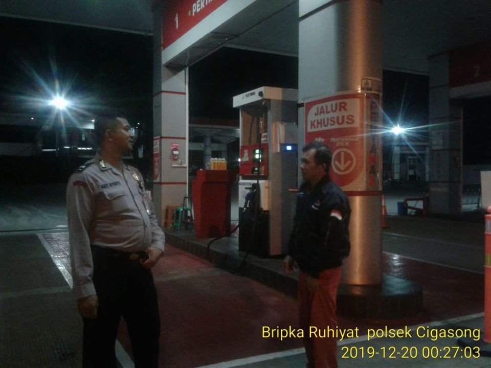 Patroli Malam Polsek Cigasong Kunjungi SPBU 24 jam Sampaikan Pesan Kamtibmas