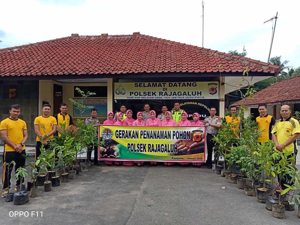 Polsek Rajagaluh Tanam Pohon dilingkungan Mapolsek.
