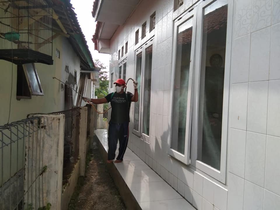 Guna pencegahan Mewabahnya Virus Corona Covid19 di Mapolsek Jatitujuh dilakukan penyemprotan Disinfektan