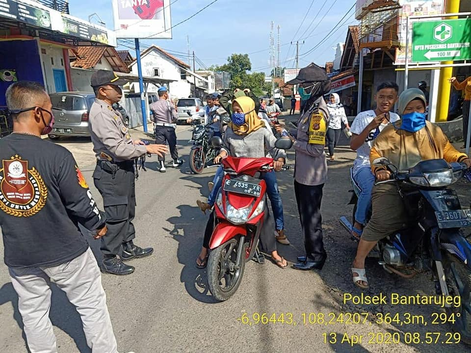 Pencegahan Dan Antisipasi Virus Corona Covid 19, Polsek Bantarujeg Bagikan Masker Gratis