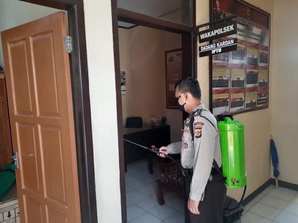 Polsek Dawuan Lakukan Penyemprotan Disinfektan Dilingkungan Kerja Mapolsek untuk Cegah Covid-19