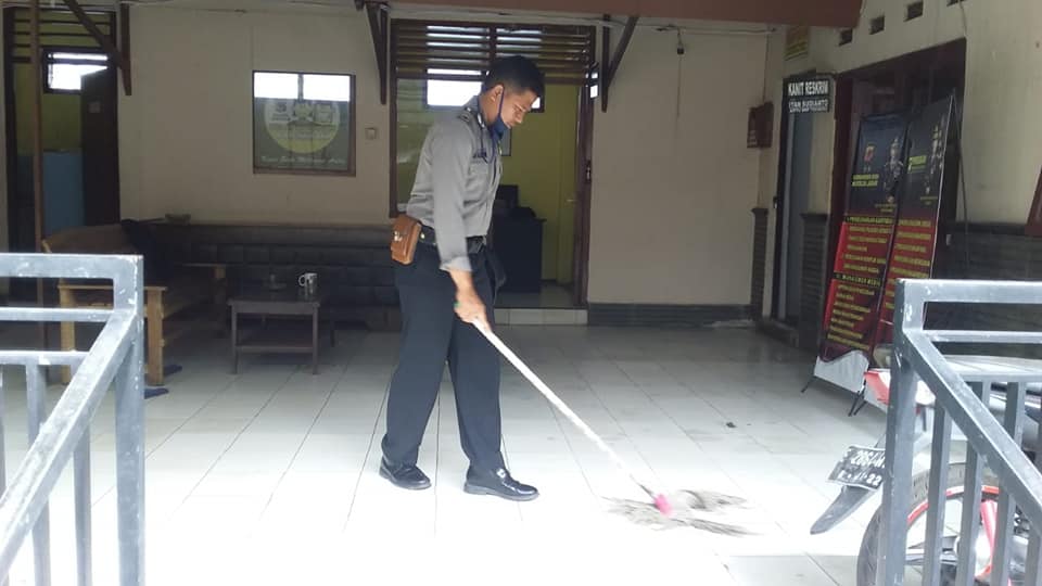 ANTISIPASI VIRUS COVID19, POLSEK SUKAHAJI TIDAK BOSAN LAKUKAN BERSIH BERSIH MAKO POLSEK SUKAHAJI