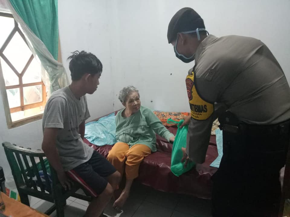 Bhabinkamtibmas Polsek Maja Bagikan Langsung Bantuan Sembako Polres Majalengka Kepada Warga Kurang Mampu