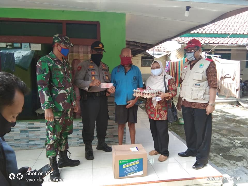 BANTUAN SEMBAKO JAWA BARAT DARI PROVINSI JAWABARAT DI KAWAL KAPOLSEK SUKAHAJI UNTUK DIALOKASIKAN KE WARGA YANG KURANG MAMPU