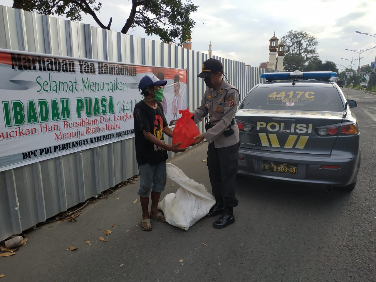 Peduli Dampak Virus Corona, Kapolsek Majalengka Kota Berikan Sembako Kepada Pemulung Sampah