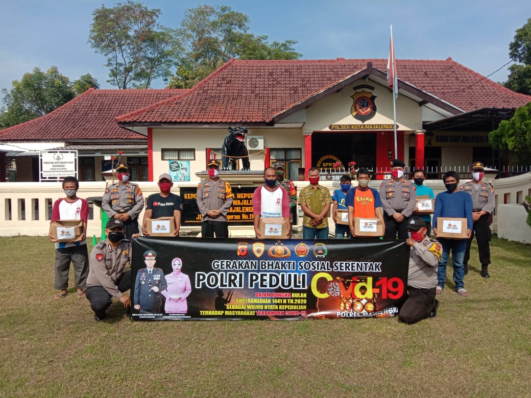 Gerakan Baksos Serentak Polri Peduli Covid 19, Polres Majalengka Bersama Polsek Majalengka Kota Berikan Paket Sembako Kepada Komunitas Tuna Wicara Dan Warga Kurang Mampu