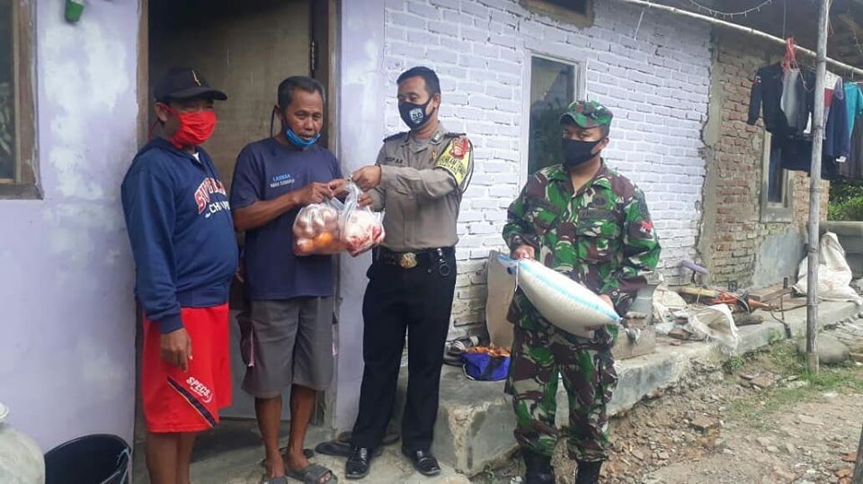 BHABINKAMTIBMAS BERSAMA BABINSA MONITORING PEMBAGIAN BANTUAN PANGAN NON TUNAI PERLUASAN / BPNT WILAYAH DESA HEULEUT KECAMATAN KADIPATEN KABUPATEN MAJALENGKA.
