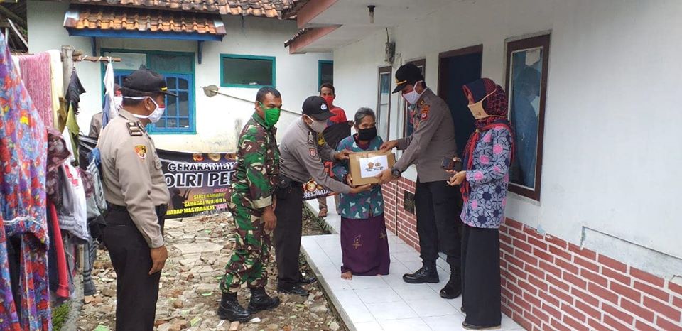 Bhakti Sosial Serentak Polri, Door To Door Kapolsek Panyingkiran Penyaluran Bantuan Polres Majalengka Sembako Covid-19 Kepada Warga