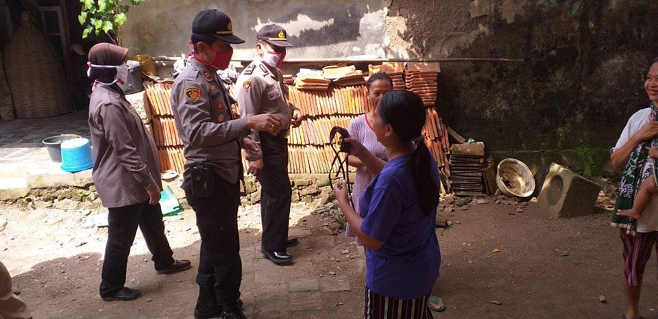 Antusias Ibu – Ibu Berebut Masker Yang Dibagikan Kapolsek Panyingkiran