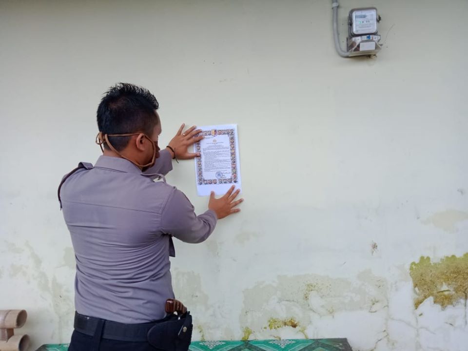 Bhabinkamtibmas Polsek Maja Melaksanakan Penempelan Maklumat Kapolri Dan Himbauan Kapolres Majalengka
