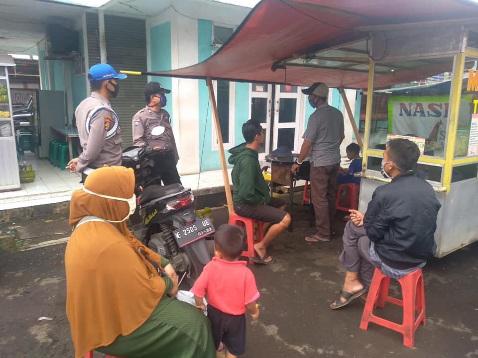Anggota Jaga Pos Pam Gatur Terminal Maja Himbau Warga Yang Ngabuburit Agar Tidak Berkerumun Dan Membubarkan Diri Dengan Cara Yang Humanis
