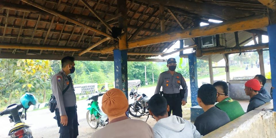 Polsek Maja Patroli Sore Himbau Warga Yang Ngabuburit Agar Tidak Berkerumun Dan Membubarkan Diri Dengan Cara Yang Humanis