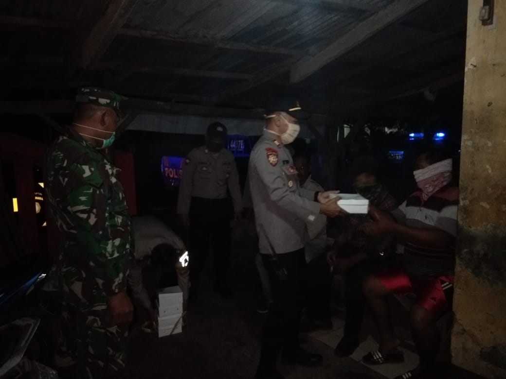 Dapur Umum TNI Polri Peduli, Hari Ke 27 Jelang Sahur Polres Majalengka Bagikan Nasi Kotak