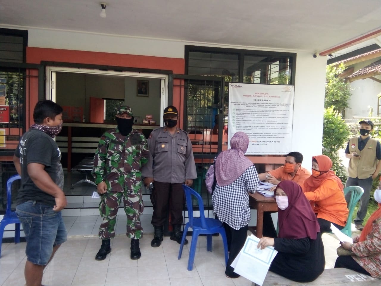 Personel Polsek Sukahaji Pengamanan Penyaluran Bantuan Sosial Tunai Kementrian Sosial Untuk KPM Kecamatan Sukahaji