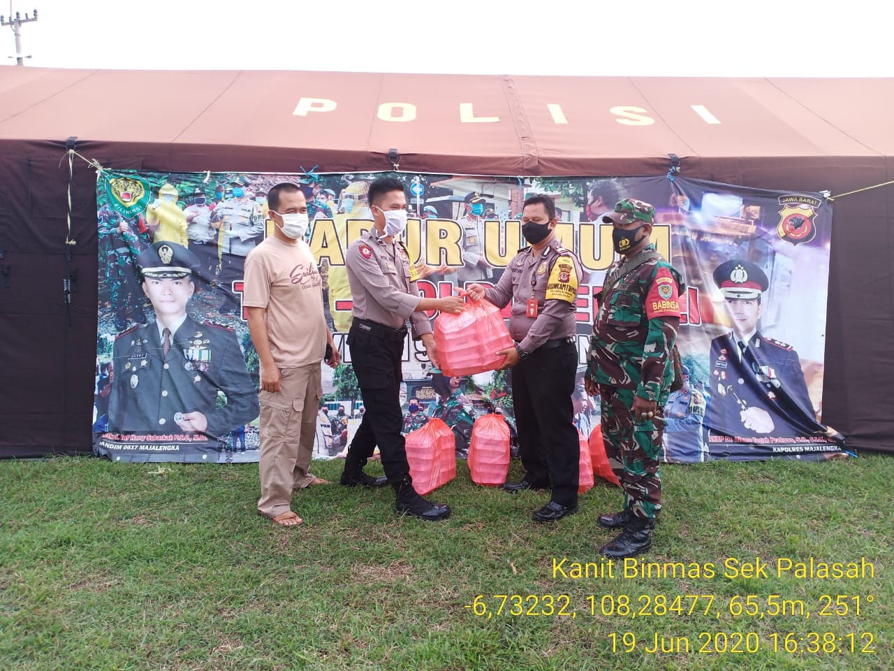 Hari Ke 67 Dapur Umum TNI Polri, Polsek Sindangwangi Bagikan Ratusan Nasi Kotak Kepada Warga