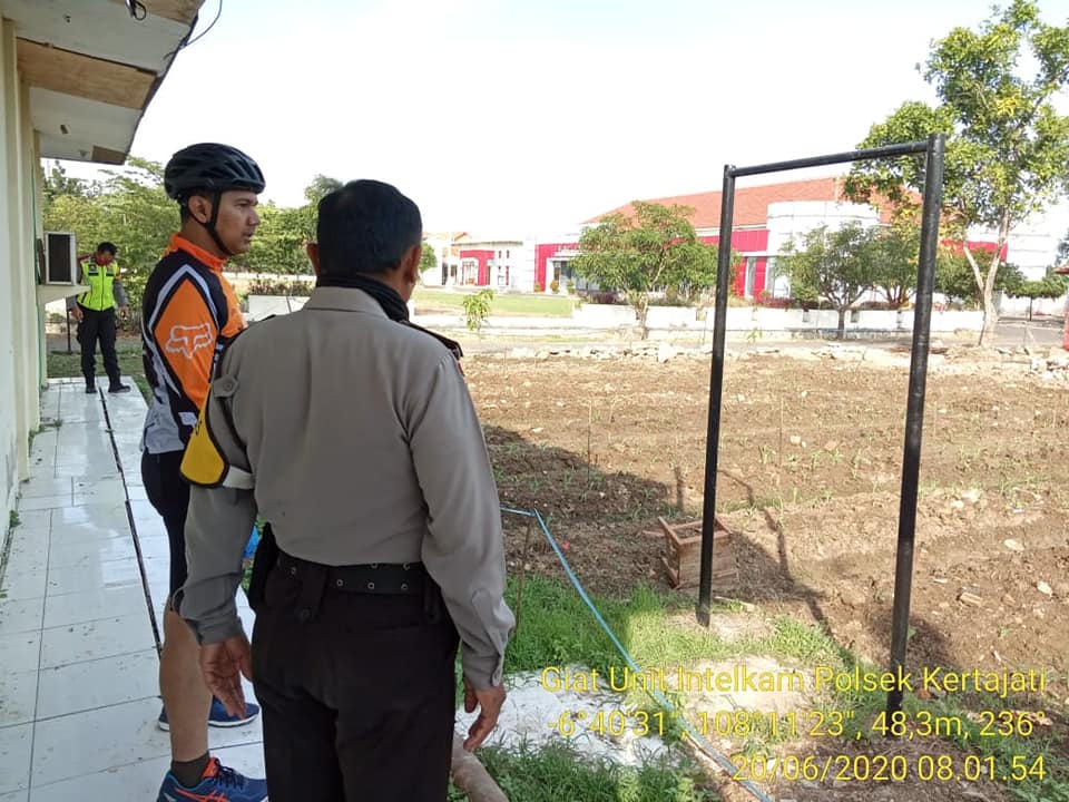 DISELA SELA KEGIATAN OLAHRAGA SEPEDA, KAPOLRES MAJALENGKA MENGUNJUNGI KANTOR POLSEK KERTAJATI SAMBIL MEMANTAU PELAKSANAAN PROGRAM KETAHANAN PANGAN POLSEK KERTAJATI.