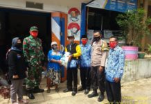 Pantau Pembagian BPNT Bhabinkamtibmas Desa Cilangcang Datangi Agen E-Warung