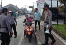 Kapolsek Cikijing Pimpin Operasi Yustisi Di Depan Mako Polsek, Supaya Warga Disiplin Patuhi Protokol Kesehatan