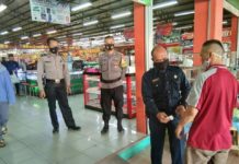 PETUGAS POS GUGUS COVID HIMBAU PENGUNJUNG TOSERBA SURYA KADIPATEN AGAR PATUHI PROTOKOL KESEHATAN TERKAIT COVID 19.