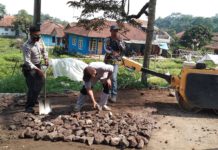 Tanggap, Bhabinkamtibmas ini Bantu Warga Perbaiki Jalan Desa