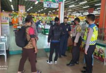 Terapkan PPKM, Ops Yustisi Polsek Kadipaten Polres Majalengka Imbau Pengunjung Toserba Surya Untuk Patuhi Prokes
