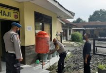 Kanit Provos Polsek Sukahaji Terapkan Protokol Kesehatan Cek Suhu Tubuh Anggota.