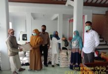 Kanit Intelkam Bersama KSPK Polsek Cikijing Laksanakan Distribusi Bansos Bantuan Pangan Non Tunai (BPNT) Di Desa Kasturi