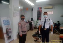 Berdialog Dengan Warga Binaan Bhabinkamtibmas Polsek kasokandel Himbau Warga Agar Patuhi Protokol Kesehatan.